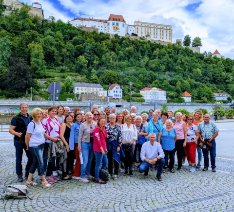 Das Foto zeigt die Teilnehmer und Teilnehmerinnen des Lotsenausflugs. Alle abgebildeten Personen sind mit einer Veröffentlichung einverstanden. Urheber des Fotos ist die Verkehrswacht Landshut.